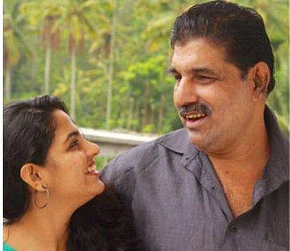 നടി നിഖില വിമലിന്റെ പിതാവ് അന്തരിച്ചു
