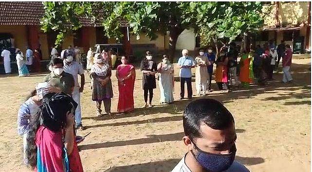 കോവിഡിനെ തോല്‍പ്പിച്ച് വിധിയെഴുത്ത് ; അഞ്ചു ജില്ലകളിലും മികച്ച പോളിങ് ; ആദ്യ മണിക്കൂറുകളില്‍ നീണ്ട ക്യൂ ( വീഡിയോ)