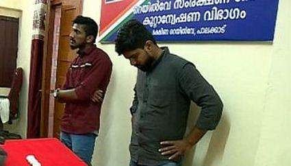 ഗര്‍ഭ നിരോധന ഉറകളില്‍ പൊതിഞ്ഞ് ക്യാപ്‌സൂള്‍ രൂപത്തിലാക്കി മലദ്വാരത്തില്‍ ഒളിപ്പിച്ചു; സ്വര്‍ണ കളളക്കടത്ത് സംഘത്തെ കയ്യോടെ പിടികൂടി സുരക്ഷാ സേന