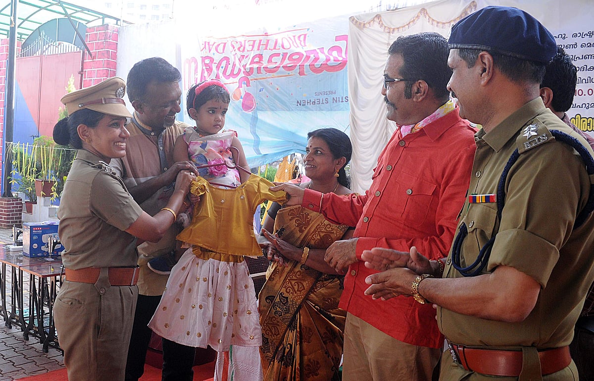 ‘‘ചന്ദനലേപ സുഗന്ധം ചൂടിയതാരോ...‌' പാടി ഋഷിരാജ് സിങ്; മേധാവിയുടെ പാട്ടിന്‌ കയ്യടിച്ച് തടവുകാർ