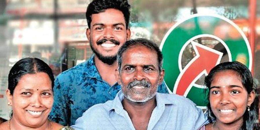 ഏഴു ലക്ഷത്തിന്റെ വായ്പക്ക് ജപ്തി നോട്ടീസ്, നാലാമത്തെ ലോണെടുക്കാൻ പോകുന്നതുവഴി ലോട്ടറി എടുത്തു; കയ്യിലെത്തിയത് 12 കോടി രൂപ