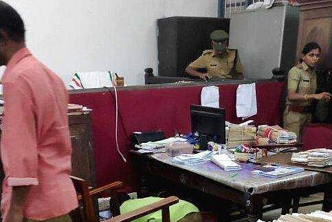 കോടതി മുറിക്കുള്ളില്‍ പാമ്പിന്‍ കുഞ്ഞുങ്ങള്‍; കേസുകള്‍ നിര്‍ത്തിവെച്ച് തള്ളപ്പാമ്പിനായി മണിക്കൂറുകളോളം തിരച്ചില്‍; നിരാശ