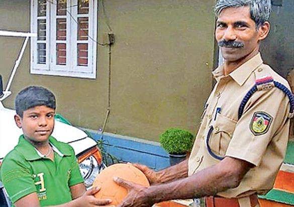 'എന്റെ പന്ത് ആരോ മോഷ്ടിച്ചു, കണ്ടുപിടിച്ചു തരണം'; പൊലീസ് സ്റ്റേഷനില്‍ പത്ത് വയസുകാരന്റെ കോള്‍