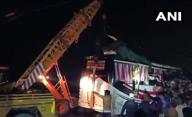 ആ​ഗ്ര-​ ല​ക്നൗ അ​തി​വേ​ഗ​പാ​ത​യിൽ ബസും ട്രക്കും കൂട്ടിയിടിച്ചു; 12 പേർ മരിച്ചു