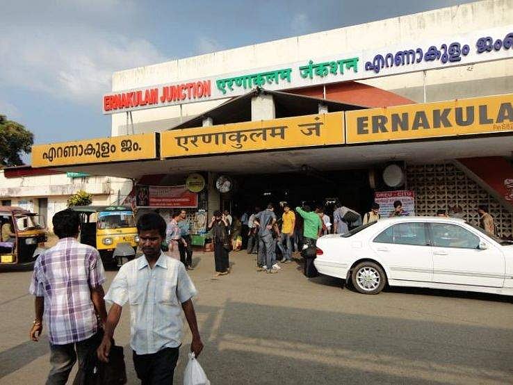 മണിക്കൂറിന് 50 രൂപ ; എറണാകുളം സൗത്ത് റെയില്‍വേ സ്റ്റേഷനില്‍ 'റെന്റ് എ കാര്‍' തുടങ്ങി