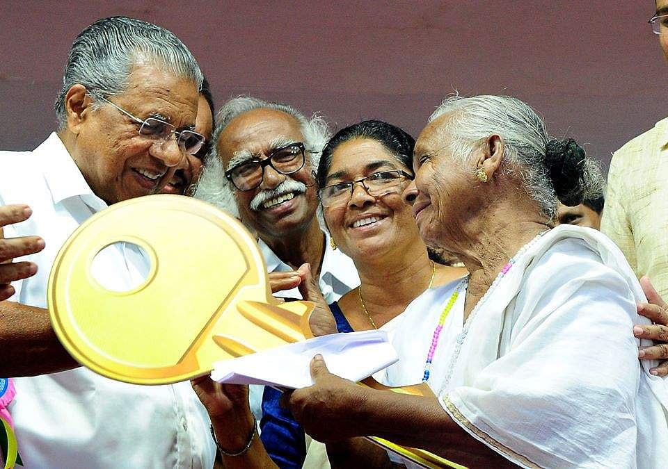 'മതിലുകള് കെട്ടി നാണം മറയ്ക്കാന് ശ്രമിച്ചവരുടെ മുന്നില് ഈ കൊച്ചു കേരളം മാതൃകയാകുന്നത് ഇങ്ങനെയൊക്കെയാണ്'