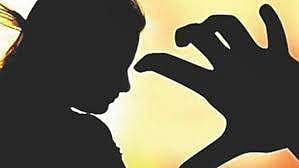 'യുപിയില് നിന്ന് മറ്റൊരു ഞെട്ടിക്കുന്ന വാര്ത്ത'; 20കാരിയെ രണ്ട് പൊലീസുകാര് ചേര്ന്ന് കൂട്ടബലാത്സംഗം ചെയ്തു, കുത്തിയിരുന്ന് പ്രതിഷേധം