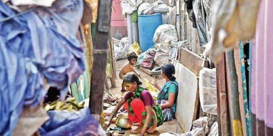 നമസ്‌തേ ട്രംപിനായി ചേരികള്‍ ഒഴിപ്പിക്കുന്നു, 45 കുടുംബങ്ങള്‍ക്ക് ഒരാഴ്ചയ്ക്കകം ഒഴിഞ്ഞുപോവാന്‍ നോട്ടീസ്