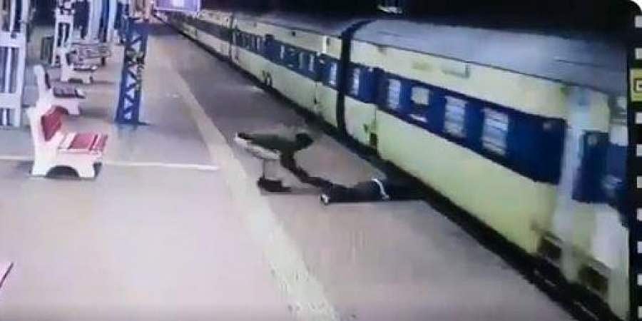 പാഞ്ഞുപോകുന്ന ട്രെയിനിനും പ്ലാറ്റ്‌ഫോമിനും ഇടയില്‍ മരണത്തെ മുഖാമുഖം കണ്ട് സെക്കന്‍ഡുകള്‍; യുവാവിനെ ട്രെയിന്‍ ഇടിച്ചിട്ടത് ജീവിതത്തിലേക്ക്; വീഡിയോ