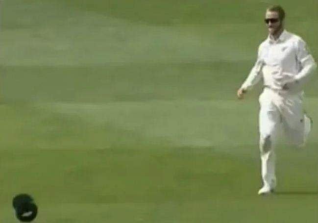 പന്തല്ല അത് തൊപ്പിയാണ്; ബൗണ്ടറിയിലേക്ക് പറന്ന് വില്ല്യംസന്റെ ക്യാപ്; പിന്നാലെ ഓടി കിവി നായകന്‍