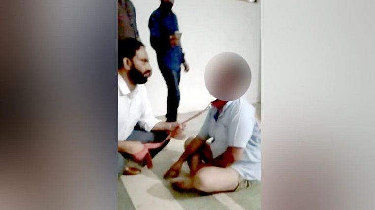 യുവാവിനെ തുടലില്‍ കെട്ടി കുരയ്ക്കാന്‍ നിര്‍ബന്ധിച്ചു, പ്രണയിച്ച് വിവാഹം ചെയ്തതിന് ഭാര്യാ വീട്ടുകാരുടെ ക്രൂരമര്‍ദ്ദനം; ബലാത്സംഗക്കേസ് ( വീഡിയോ)