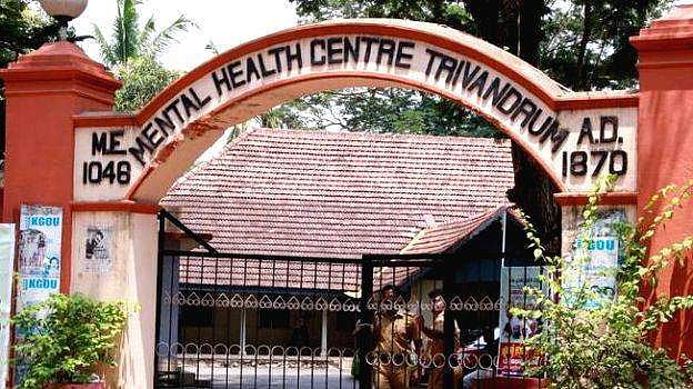 അച്ഛൻ മാനസികാരോ​ഗ്യ കേന്ദ്രത്തിൽ; പോകാനിടമില്ലാതെ അമ്മയും രണ്ട് പെൺകുട്ടികളും വരാന്തയിൽ