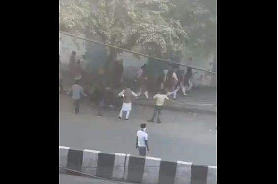 അഴിഞ്ഞാടുന്ന അക്രമികള്‍, സഹായിക്കാന്‍ പൊലീസില്ല; സ്‌കൂള്‍ വിദ്യാര്‍ത്ഥിനികളെ സംരക്ഷിക്കാന്‍ മനുഷ്യ ചങ്ങല (വീഡിയോ)