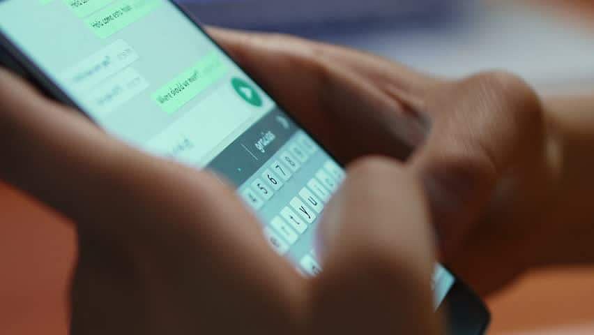 അശ്ലീല സംഭാഷണങ്ങളെ സ്ഥിരമായി എതിര്‍ത്തു, സഹപാഠികള്‍ വാട്‌സ് ആപ്പ് ഗ്രൂപ്പില്‍ നിന്ന് ബ്ലോക്ക് ചെയ്തു, ആത്മഹത്യക്ക് പ്രേരിപ്പിച്ചു; 18 കാരന്‍ ജീവനൊടുക്കി