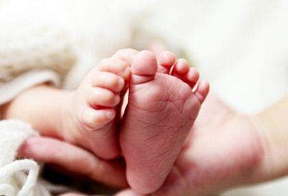 മദ്യലഹരിയിൽ കിടന്നുറങ്ങിയ അമ്മ കുഞ്ഞിന്റെ മുകളിലൂടെ ഉരുണ്ടു, ശ്വാസം മുട്ടി നാല് മാസം പ്രായമുള്ള കുഞ്ഞിന് ദാരുണാന്ത്യം; കുറ്റകൃത്യമല്ലെന്ന് കോടതി‌ 