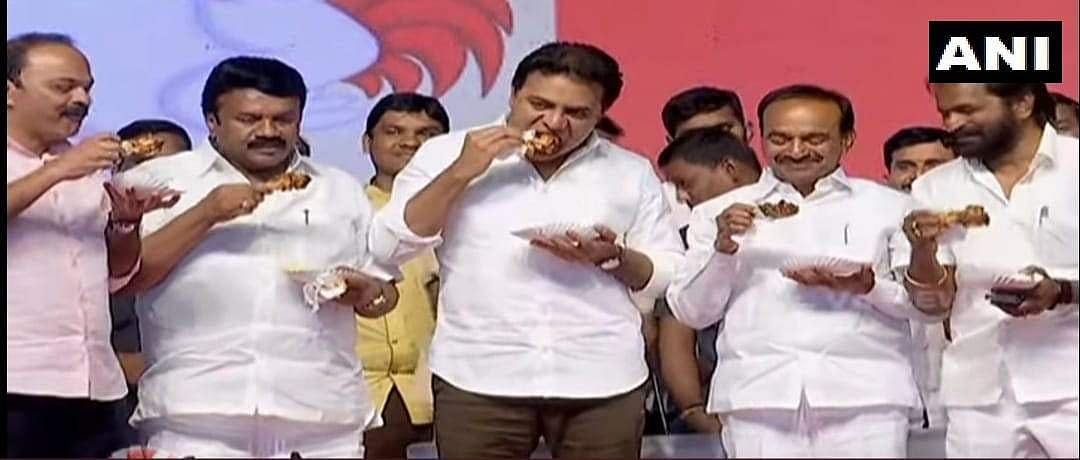 ഇത് കഴിച്ചാലൊന്നും കൊറോണ വരില്ല; പൊതു പരിപാടിക്കിടെ സ്റ്റേജില് വച്ച് ചിക്കന് കഴിച്ച് മന്ത്രിമാര്