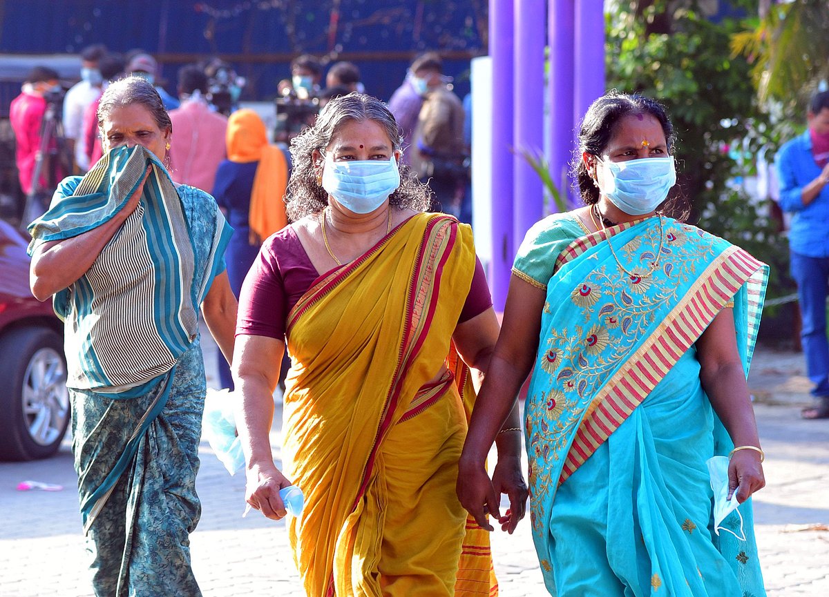 'കൊറോണ ഒന്നും താങ്ങാനുള്ള ശക്തി ഈ തടിക്കില്ലാട്ടോ, കാശ് മാഡം തന്നെ വച്ചോളൂ'