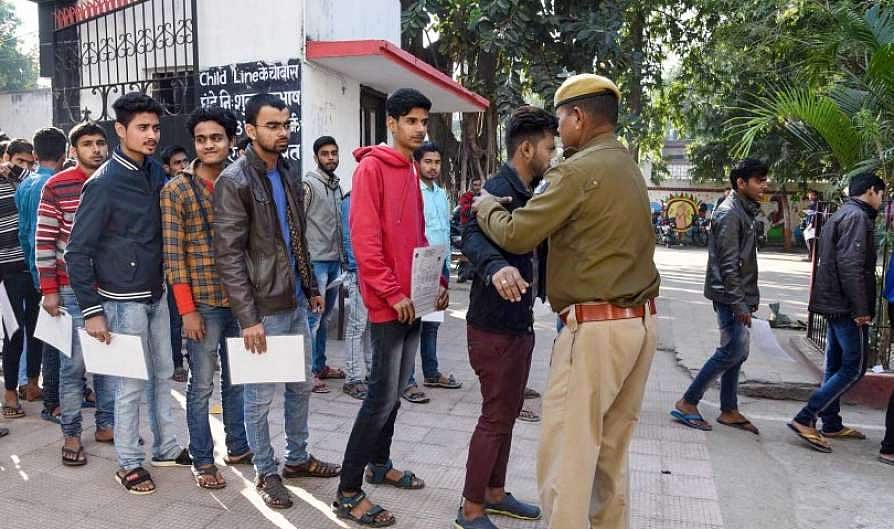 കാമുകിയെ ജയിപ്പിക്കാന് കോപ്പിയടിക്കാന് സഹായിച്ചു; കയ്യോടെ പിടികൂടി