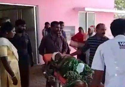 കെഎസ്ആര്‍ടിസിയുടെ പിന്‍വാതിലില്‍ നിന്ന് സ്ത്രീ റോഡിലേക്ക് തെറിച്ചുവീണു, തൊട്ടുപിന്നില്‍ വന്ന സ്വകാര്യ ബസ് സഡന്‍ ബ്രേക്കിട്ടു; ഗുരുതരാവസ്ഥയില്‍ ആശുപത്രിയില്‍