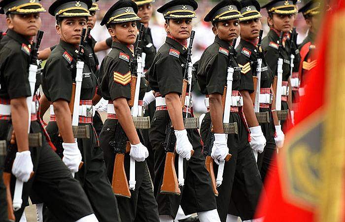 ആണുങ്ങള്‍ അനുസരിക്കില്ല; സൈന്യത്തിന്റെ കമാന്‍ഡിങ് പദവിയിലേക്ക് സ്ത്രീകള്‍ വരുന്നത് ബുദ്ധിമുട്ടെന്ന് കേന്ദ്രം, ചിന്താഗതി മാറണമെന്ന് സുപ്രീംകോടതി