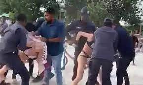 ബിക്കിനി ധരിച്ച് റോഡിലൂടെ യുവതിയുടെ സവാരി ; തടഞ്ഞ് പൊലീസ്, അറസ്റ്റ്  (വീഡിയോ)