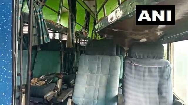വിവാഹനിശ്ചയത്തിന് പോയ ടൂറിസ്റ്റ് ബസ് ഇലക്ട്രിക് കമ്പിയില് തട്ടി തീപിടിച്ചു ; യാത്രികര്ക്ക് ഷോക്കേറ്റു, 12 പേര്ക്ക് ദാരുണാന്ത്യം