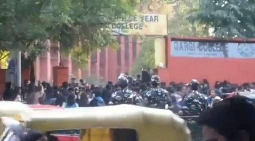 'ചിലര് എന്റെ പിന്ഭാഗത്ത് കയറിപിടിച്ചു. മറ്റൊരുത്തന് മാറിടത്തിലും'; ഡല്ഹിയില് വിദ്യാര്ഥിനികള്ക്ക് നേരെ കൂട്ട ലൈംഗികാതിക്രമം; സിഎഎ അനുകൂലികളെന്ന് വിദ്യാര്ഥികള്; (വീഡിയോ)