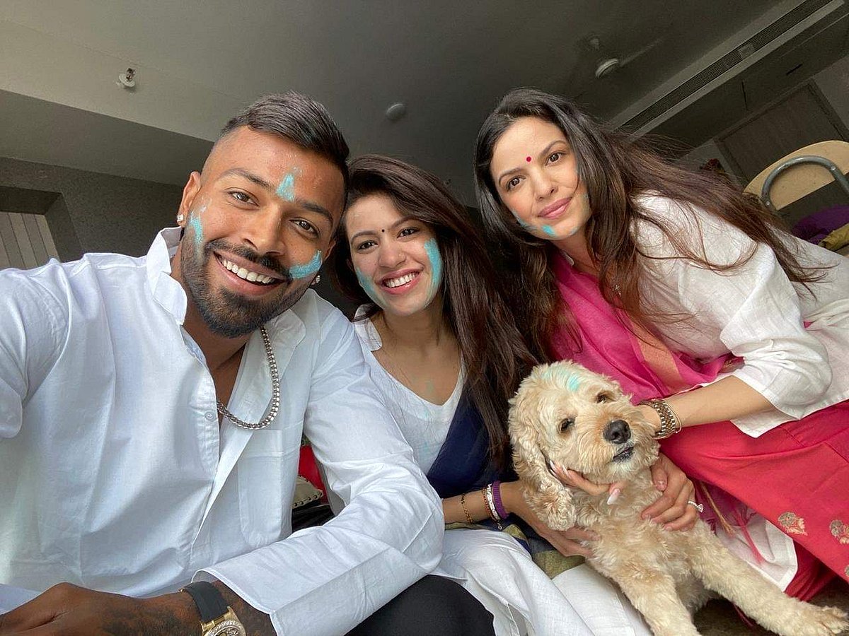 നടാഷയ്ക്കൊപ്പം ഹോളി ആഘോഷിച്ച് ഹർദിക് പാണ്ഡ്യ; ആശംസകളുമായി ആരാധകർ