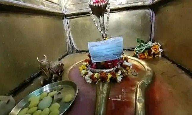 വിഗ്രഹങ്ങള്‍ക്കും 'എസൊലേഷന്‍'; കൊറോണ തടയാന്‍ ശിവന്റെ പ്രതിഷ്ഠയെ മാസ്‌ക് ധരിപ്പിച്ച് പൂജാരി 