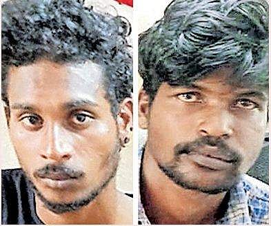 മദ്യപിച്ച് ലക്കുകെട്ട് യാത്രക്കാരിയുടെ ബാ​ഗിൽ ഛർദിച്ചു ; ചോദ്യം ചെയ്ത യുവതിക്ക് മർദനം ; യുവാക്കൾ അറസ്റ്റിൽ