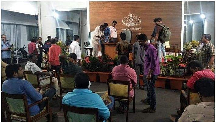 മീഡീയ റൂം ഒഴിവാക്കി; സെക്രട്ടേറിയറ്റ് കാര്‍പോര്‍ച്ചില്‍ മാധ്യമപ്രവര്‍ത്തകരെ കണ്ട് മുഖ്യമന്ത്രി; അകലം പാലിച്ച് കസേരകള്‍, മാതൃക