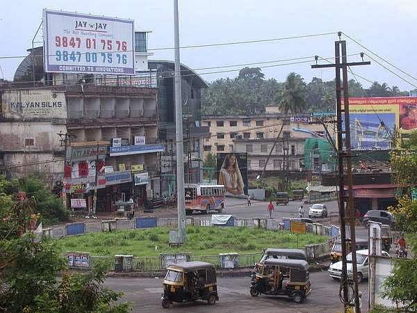 സര്‍ക്കാര്‍ നിര്‍ദേശം ലംഘിച്ച് കാസര്‍കോട്ട് കടകള്‍ തുറന്നു ; കളക്ടര്‍ നേരിട്ടെത്തി അടപ്പിച്ചു ;10 പേര്‍ക്കെതിരെ കേസ് ; ജില്ലയില്‍ കനത്ത ജാഗ്രത