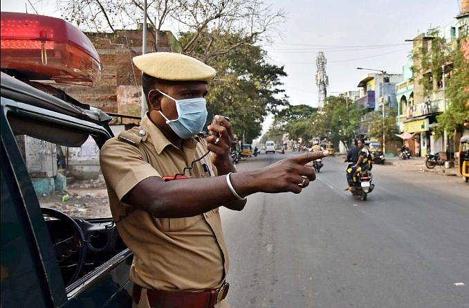 കോഴിക്കോട് നിരോധനാജ്ഞ ലംഘിച്ച് ബിവറേജസ് ഔട്ട്‌ലെറ്റുകള്‍ക്ക് മുന്നില്‍ വലിയ ക്യൂ; ലാത്തി ചാര്‍ജ്