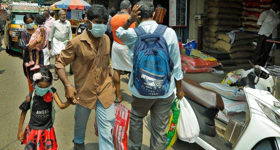 ലോക് ഡൗണ്‍ ലംഘിച്ച് ജനങ്ങള്‍ തെരുവില്‍; വിരട്ടി ഓടിച്ച് പൊലീസ്, റോഡിലിറങ്ങുന്നവര്‍ക്ക് എതിരെ കടുത്ത നടപടി