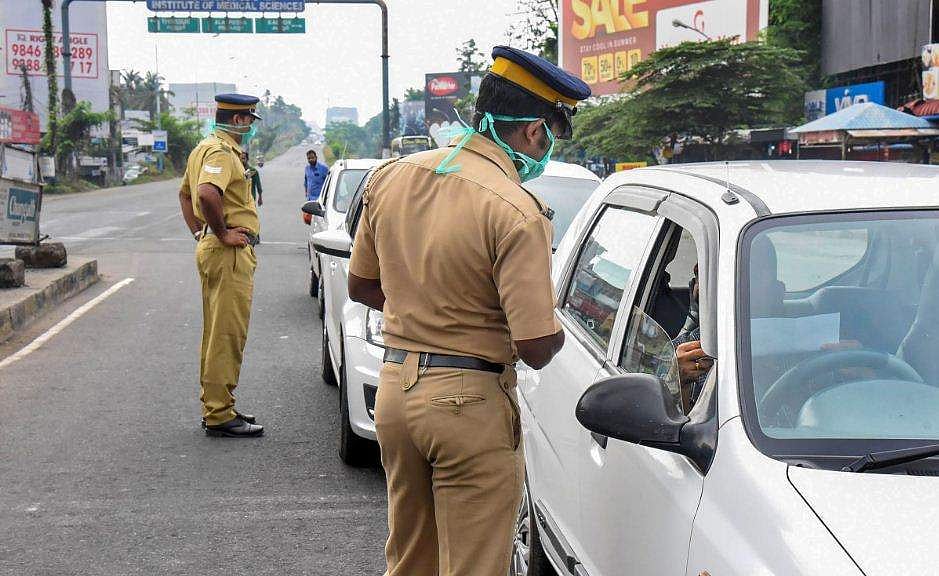 നീയൊക്കെ എവിടെയാടാ കറങ്ങാന്‍ പോവുന്നത്?; അവര്‍ കാറ്റഴിക്കാന്‍ തുടങ്ങി; മരുന്ന് വാങ്ങാന്‍ ഇറങ്ങിയ യുവാവിന്റെ ദുരനുഭവം; കുറിപ്പ്‌ 