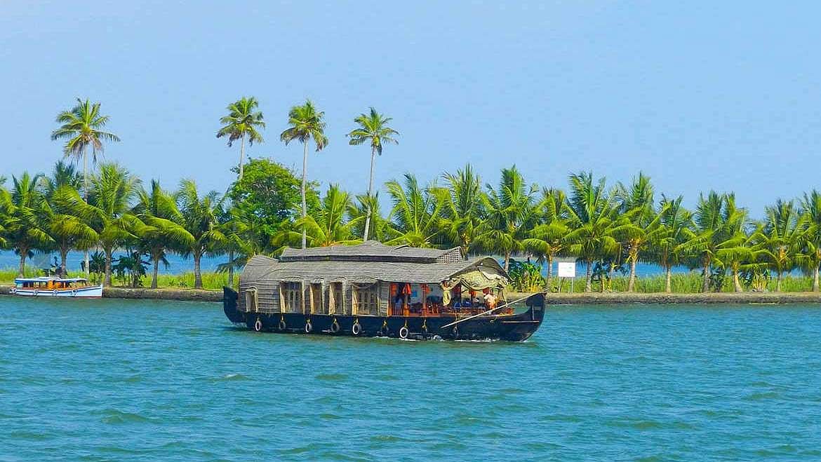 അവധിക്കാലം അടിച്ചുപൊളിക്കാന് കുമരകത്തേക്ക് വിനോദയാത്ര ; അഞ്ചു യുവാക്കള് പിടിയില്
