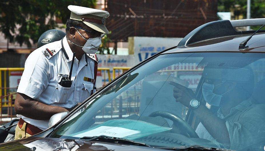 ലോക്ക്ഡൗണ്‍ ലംഘിച്ച് തമിഴ്‌നാട്ടിലേക്ക് പോകാനെത്തി ; ചെക്‌പോസ്റ്റില്‍ മുന്‍ ഡിജിപിയെ തടഞ്ഞ് പൊലീസ്