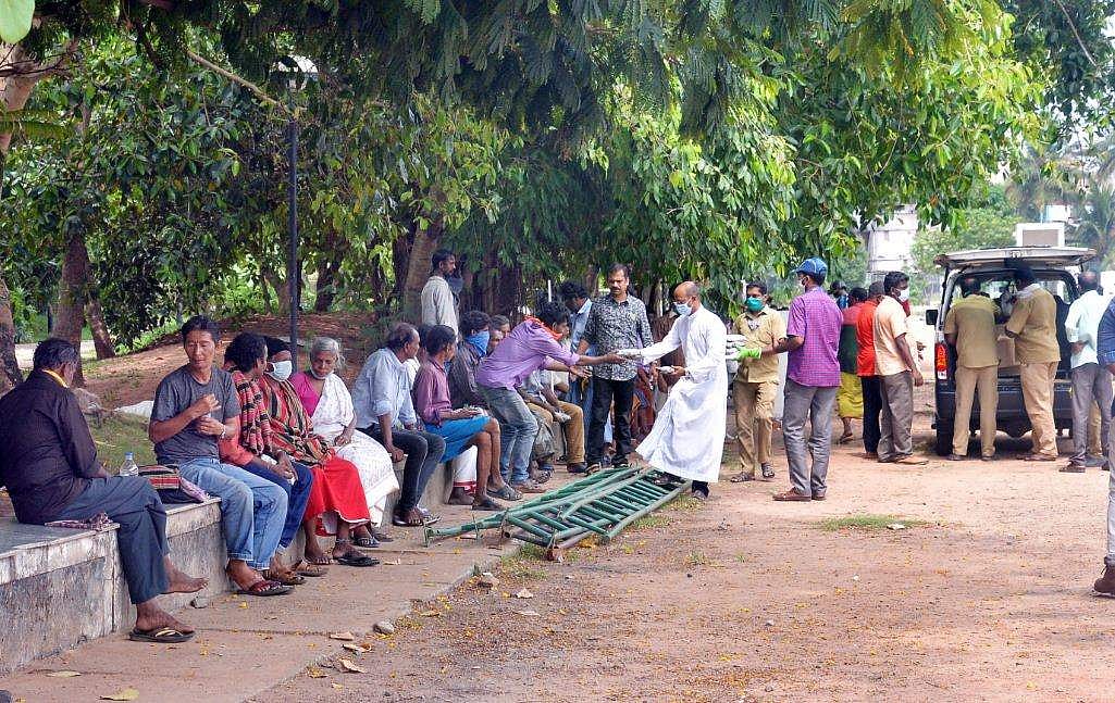 നിരീക്ഷണത്തിലുളള വീടുകളില്‍ സ്റ്റിക്കര്‍, പുറത്തിറങ്ങാതെ 'പൂട്ടാന്‍' ജിയോ ഫെന്‍സിങ്; കടുത്ത നടപടികളുമായി സര്‍ക്കാര്‍ 
