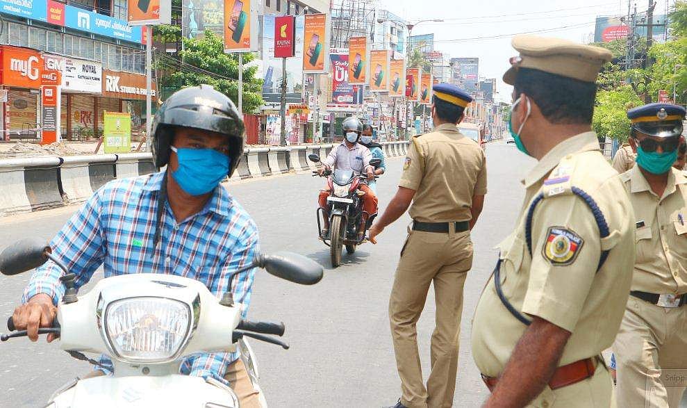 'എവിടെ പോകുവാടാ കോപ്പെ'; ചന്തിക്ക് രണ്ടടി; സ്റ്റേഷനില്‍ എത്തിയതിന് പിന്നാലെ നിക്കര്‍ ഊരാന്‍ ശ്രമം; കഞ്ചാവുകാരനാക്കി; കൊറോണക്കാലത്തെ പൊലീസ് അതിക്രമങ്ങള്‍; കുറിപ്പ്