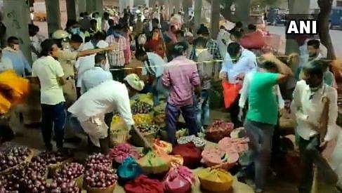 നിയന്ത്രണങ്ങള്‍ക്ക് 'പുല്ലുവില'; മാസ്‌ക് പോലും ധരിക്കാതെ ചന്തയില്‍ കൂട്ടംകൂടി ആളുകള്‍ ( വീഡിയോ)