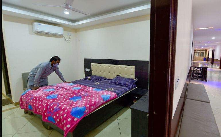 യുകെയില്‍ നിന്നെത്തിയ മകള്‍ ക്വാറന്റൈനില്‍ ഇരിക്കെ വാര്‍ത്താ സമ്മേളനത്തില്‍ പങ്കെടുത്ത മാധ്യമപ്രവര്‍ത്തകനെതിരെ കേസ്‌