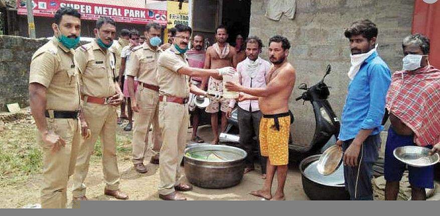'ഏക് ഔർ ആധാദിൻ ഹോ ഗയാ മുജേ ഖാനേ കേലിയേ മിൽക്കർ’; വിശന്നുകരഞ്ഞ് ചിത്തരഞ്ജൻ പൊലീസ് സ്റ്റേഷനിൽ ; അന്നമെത്തിച്ച്  ശ്രീനിവാസൻ 