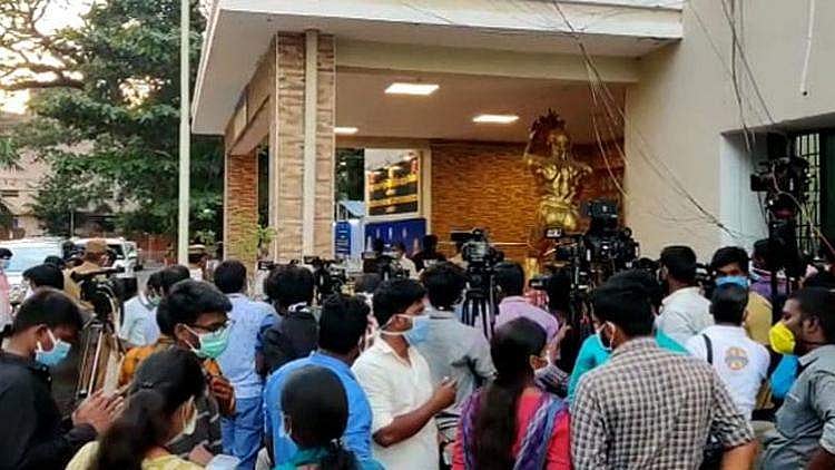'മുഖ്യമന്ത്രി എല്ലാം മറന്നു'; സാമൂഹ്യ അകലം പാലിക്കാതെ വാർത്താ സമ്മേളനം വിളിച്ചുചേർത്തു; പളനിസ്വാമിക്കെതിരെ വിമർശനം