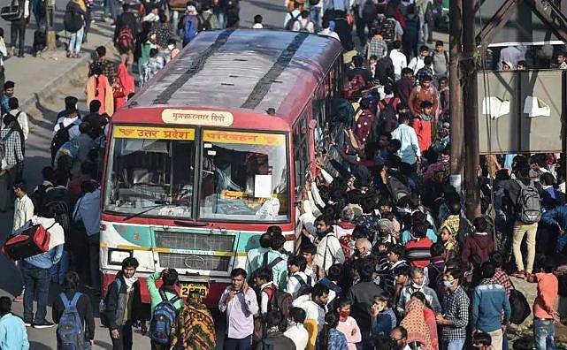 അതിര്‍ത്തി ജില്ലകളില്‍ നൂറ് കണക്കിന് കുടിയേറ്റ തൊഴിലാളികള്‍; ആയിരം ബസുകള്‍ അനുവദിച്ച് യോഗി സര്‍ക്കാര്‍ 