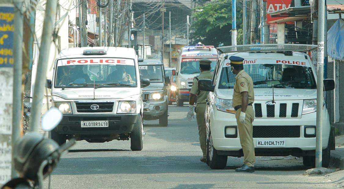 നിയന്ത്രണങ്ങളെ വെല്ലുവിളിച്ച് വിദേശത്തുനിന്നെത്തിയവര്‍; കാസര്‍കോട്ട് ക്വാറന്റൈന്‍ ലംഘിച്ചു കറങ്ങി നടന്നു; പൂട്ടിട്ട് പൊലീസ്; നിരീക്ഷണകേന്ദ്രത്തിലാക്കി