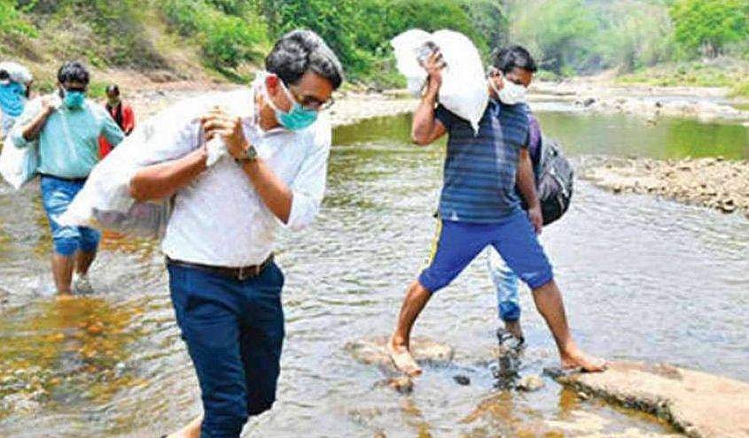 ഊരുകളിലേക്ക് ഭക്ഷ്യസാധനങ്ങൾ തോളിൽ ചുമന്നെത്തിച്ച് എംഎൽഎയും കളക്ടറും