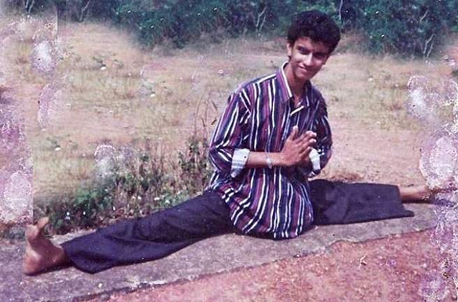 ഈ ചിരി സന്തോഷത്തിന്റെയല്ല, ഇതിന് മറ്റൊരു അർത്ഥമുണ്ട്; പഴയകാലം ചിത്രം സ്വയം കുത്തിപ്പൊക്കി താരം, 'ഇതെന്ത് അവസ്ഥ!' 