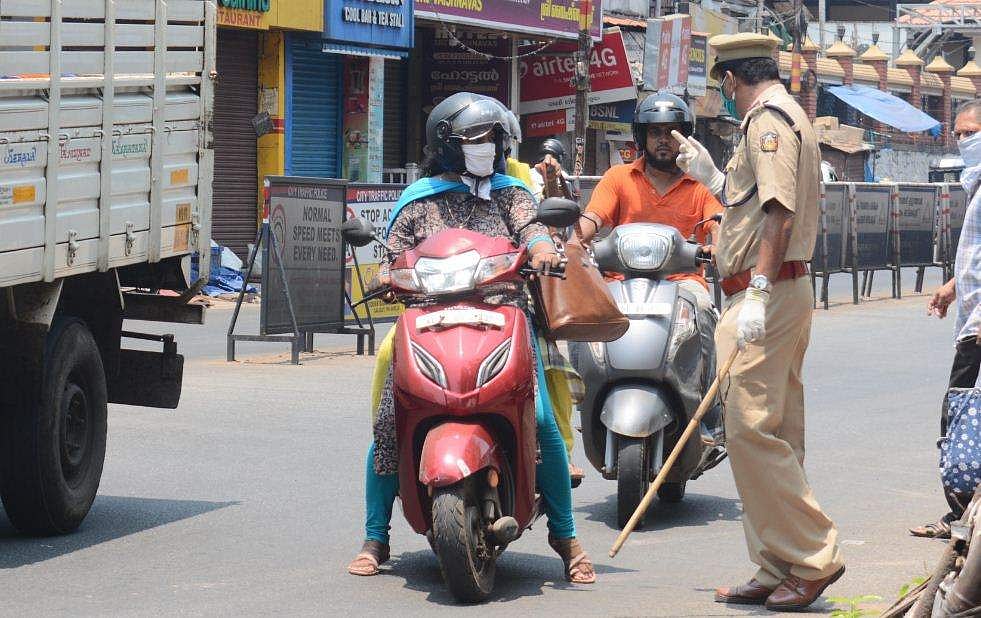 കാസർകോട് പൊലീസിന്റെ നിരീക്ഷണ വലയത്തിൽ; സാധനങ്ങൾ വേണമെങ്കിൽ സന്ദേശമയയ്ക്കുക, വീട്ടിലെത്തും