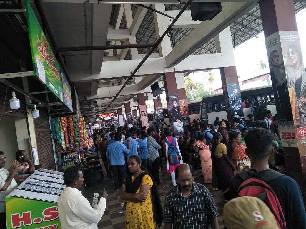കെഎസ്ആര്‍ടിസി മിന്നല്‍ പണിമുടക്ക്; തലസ്ഥാനം നിശ്ചലമായിട്ട് മണിക്കൂറുകള്‍; കാഴ്ചക്കാരായി പൊലീസ്