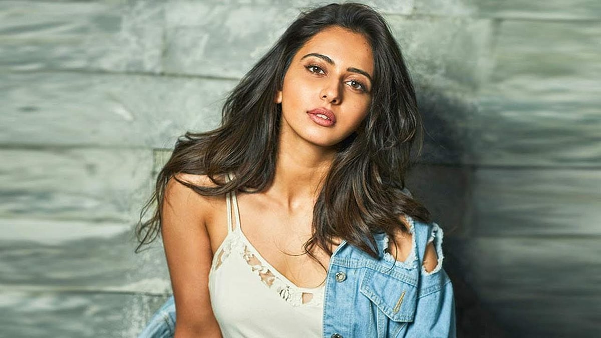 തലകുത്തി നിന്ന് രാകുല്‍ പ്രീത്തിന്റെ അഭ്യാസം; ആരും ഇത് അനുകരിക്കരുത്! വിഡിയോ കണ്ട് അമ്പരന്ന് ആരാധകര്‍ 